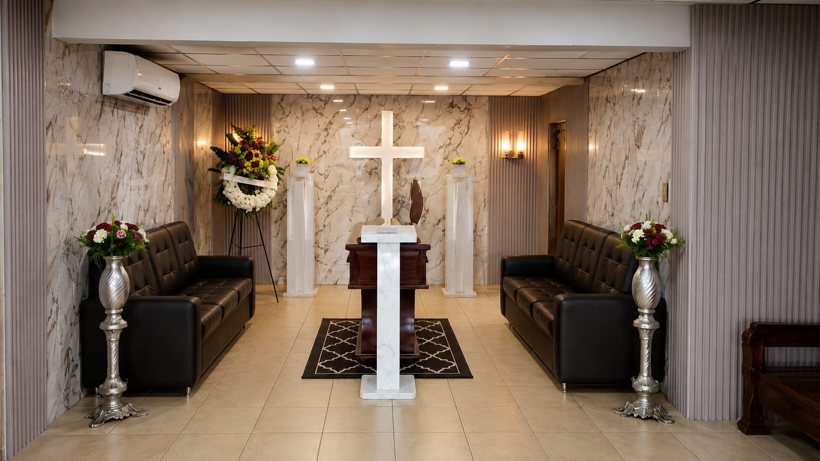 Sala de Servicios Fúnebres Shalom, ambientación serena con flores